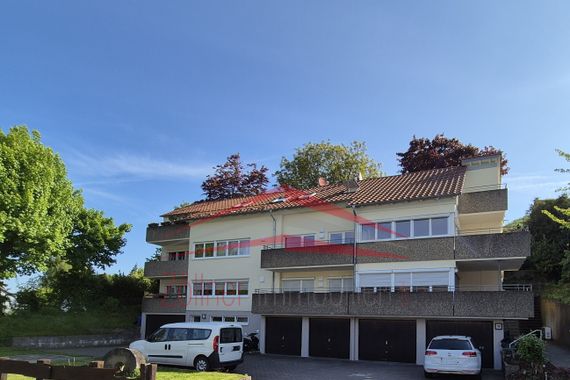 Großzügige, neu sanierte 4,5 Zimmerwohnung mit 2 Bädern und Balkon