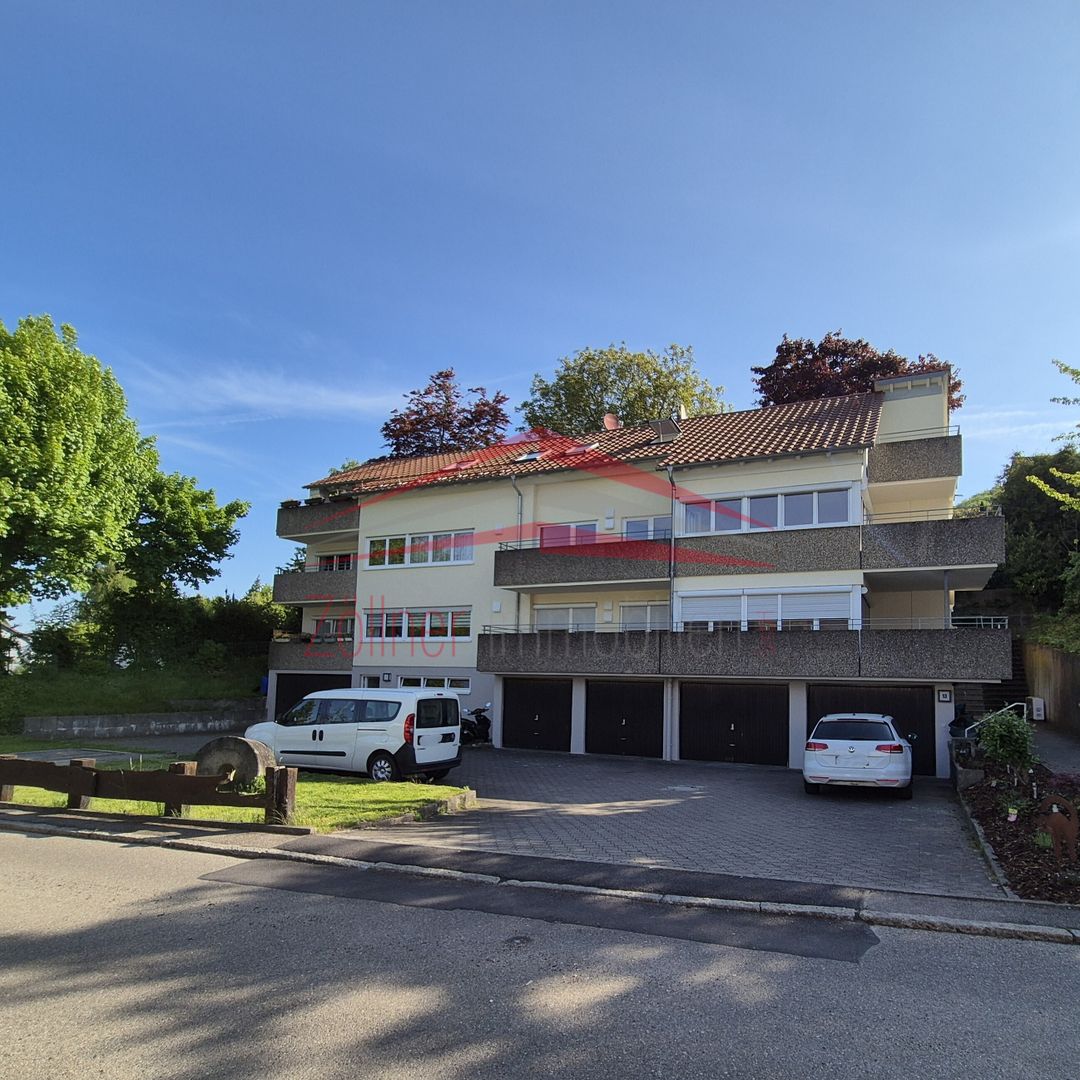 Großzügige, neu sanierte 4,5 Zimmerwohnung mit 2 Bädern und Balkon